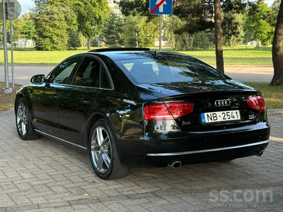 Audi A8 2011 photo 2
