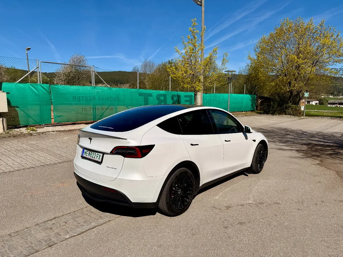 Tesla Model Y 2022 photo 2