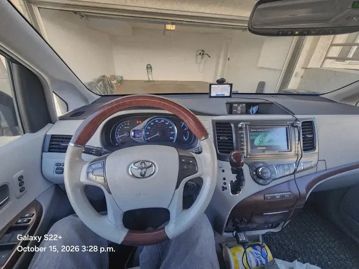 Toyota Sienna 2013 photo 3