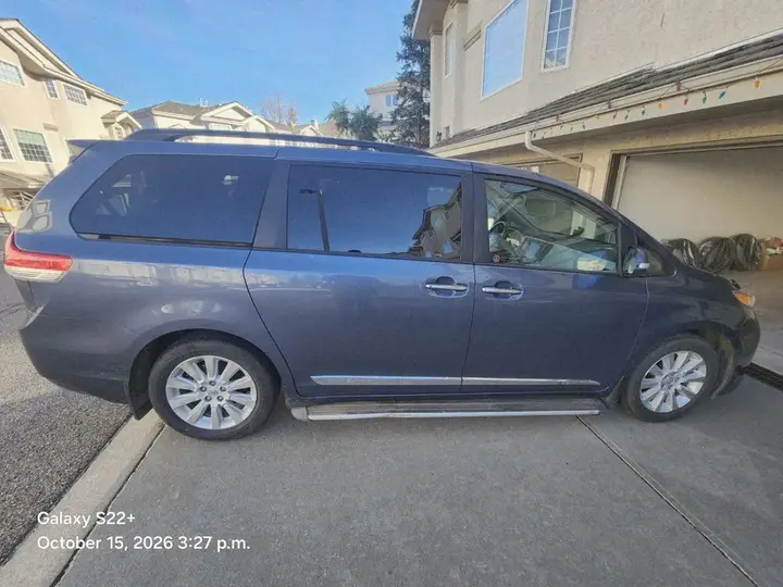 Toyota Sienna 2013 photo 2