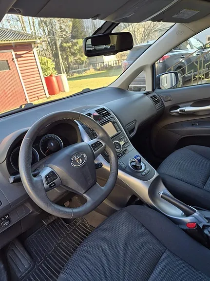 Toyota Auris 2012 photo 2