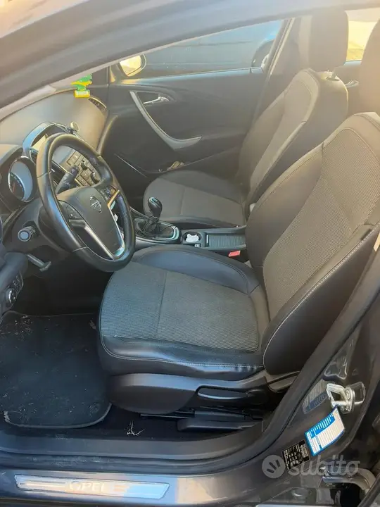 Opel Astra 2011 photo 2