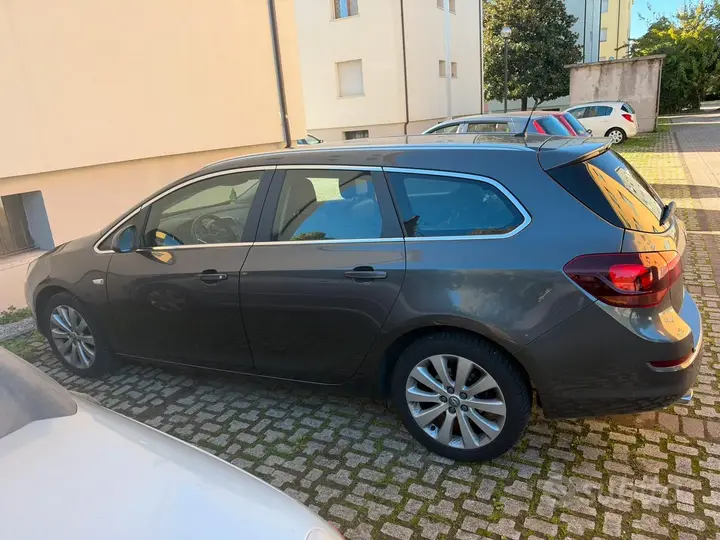 Opel Astra 2011 photo 3