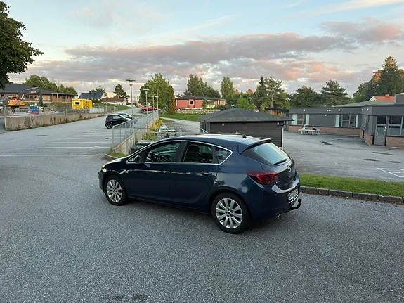 Opel Astra 2012 photo 3