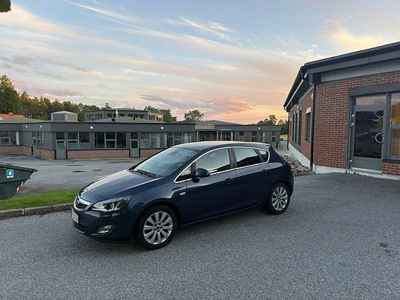 Opel Astra 2012 photo 2