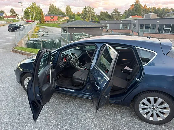 Opel Astra 2012 photo 4