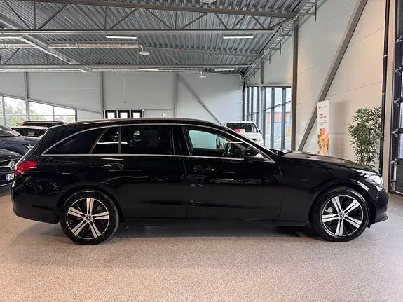Mercedes-Benz C 300 2023 photo 2