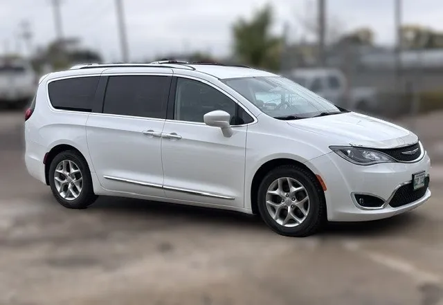 Chrysler Pacifica 2018 photo 2