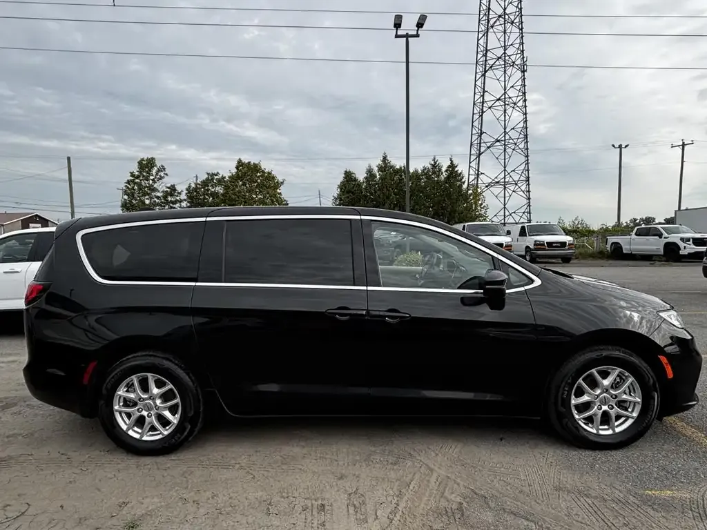 Chrysler Pacifica 2023 photo 2