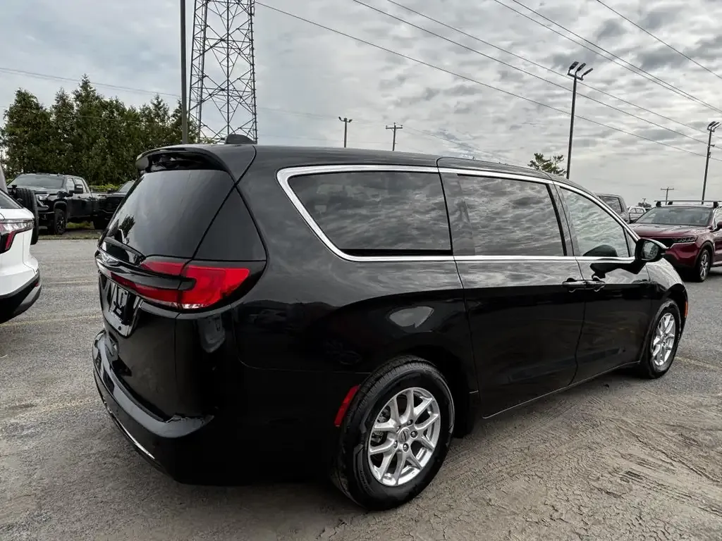 Chrysler Pacifica 2023 photo 4