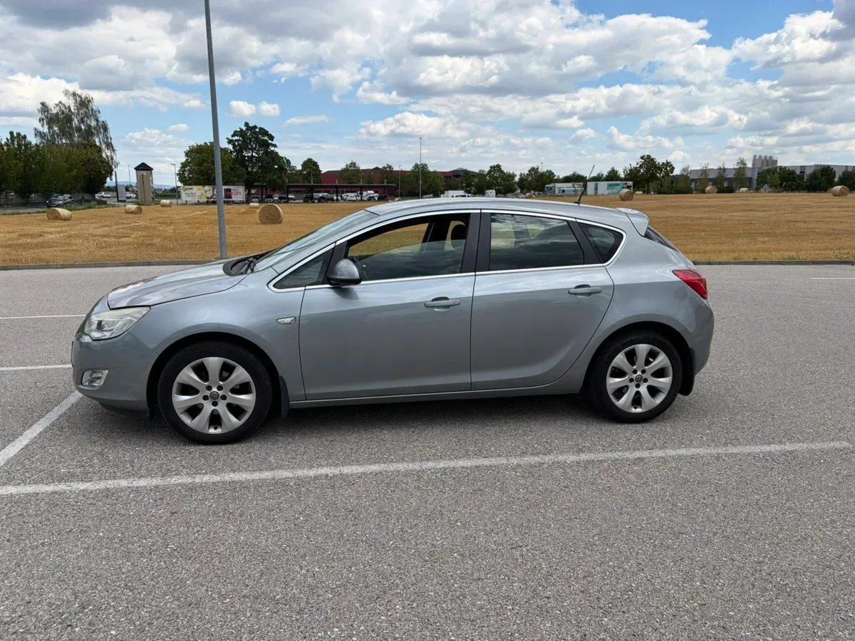 Opel Astra 2010 photo 2