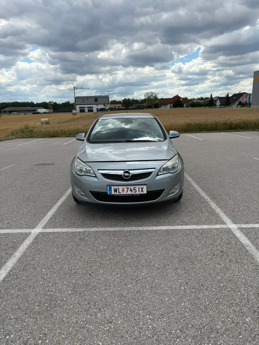 Opel Astra 2010 photo 3