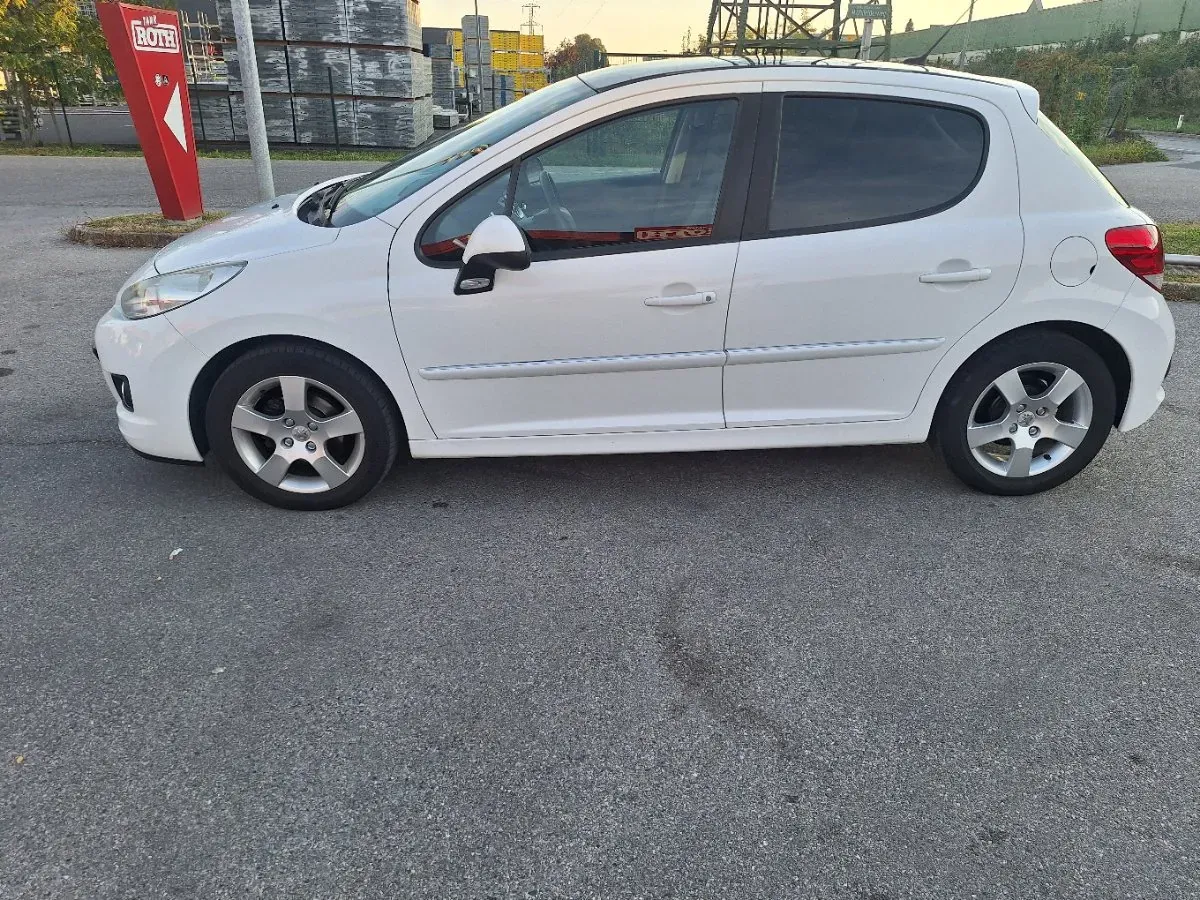 Peugeot 207 2010 photo 2