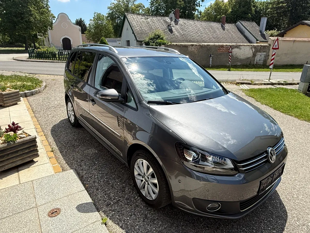 Volkswagen Touran 2012 photo 2