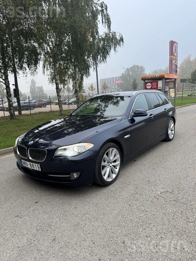 BMW 5 Series 2011 photo 2