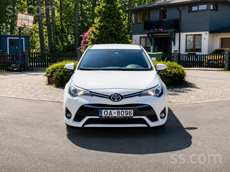 Toyota Avensis 2017 photo 2