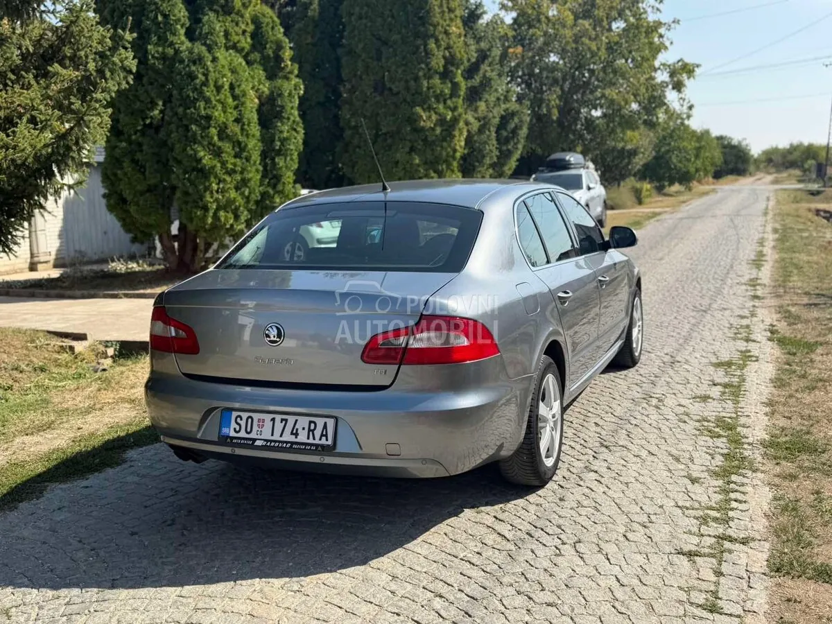 Skoda Superb 2010 photo 5