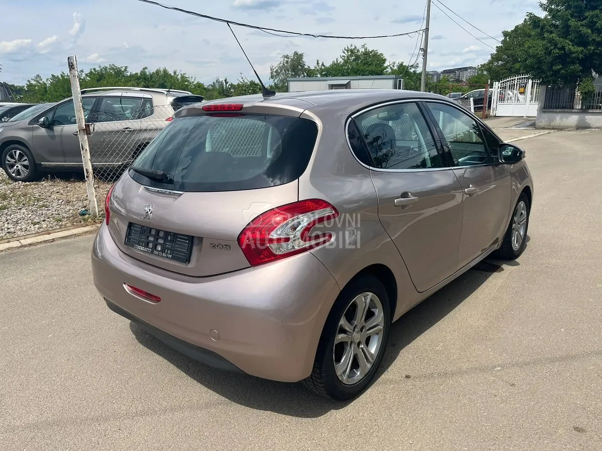 Peugeot 208 2014 photo 5