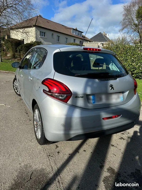 Peugeot 208 2015 photo 2