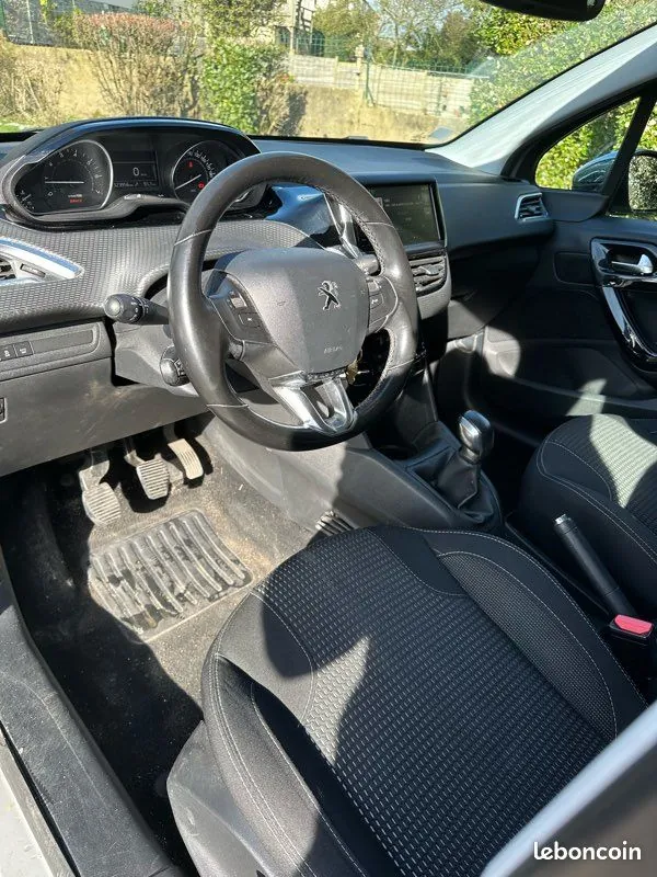Peugeot 208 2015 photo 3
