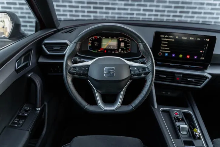 Seat Leon 2023 photo 2