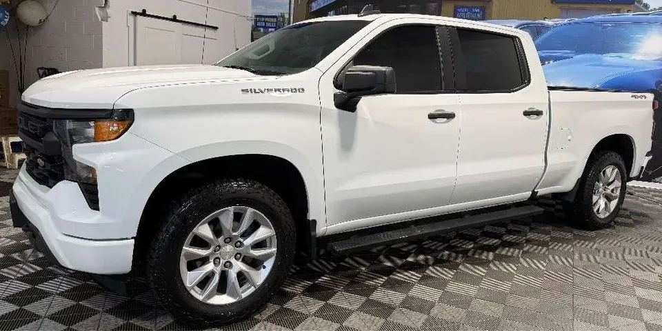 Chevrolet Silverado 1500 2023 photo 2