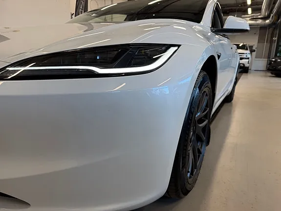 Tesla Model 3 2025 photo 4