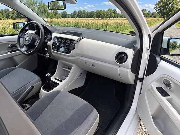 Volkswagen Up 2014 photo 2