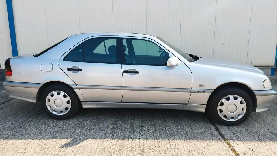 Mercedes-Benz W202