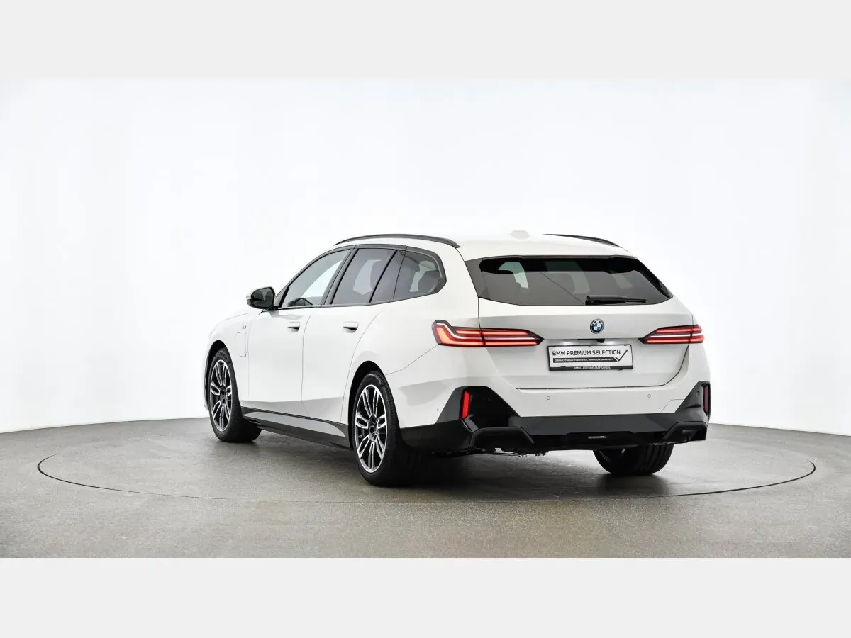 BMW 5 Series 2024 photo 2