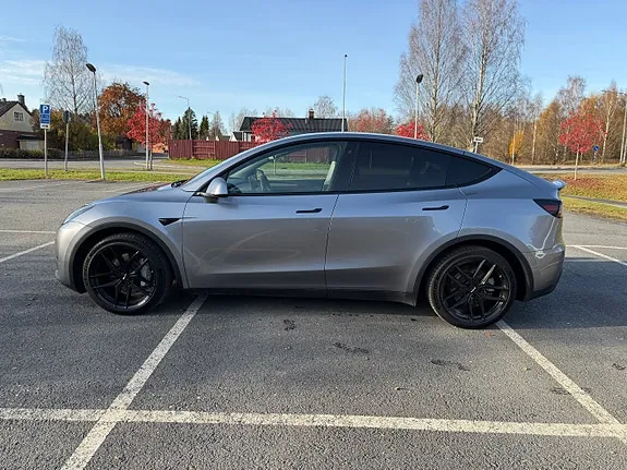 Tesla Model Y 2023 photo 2