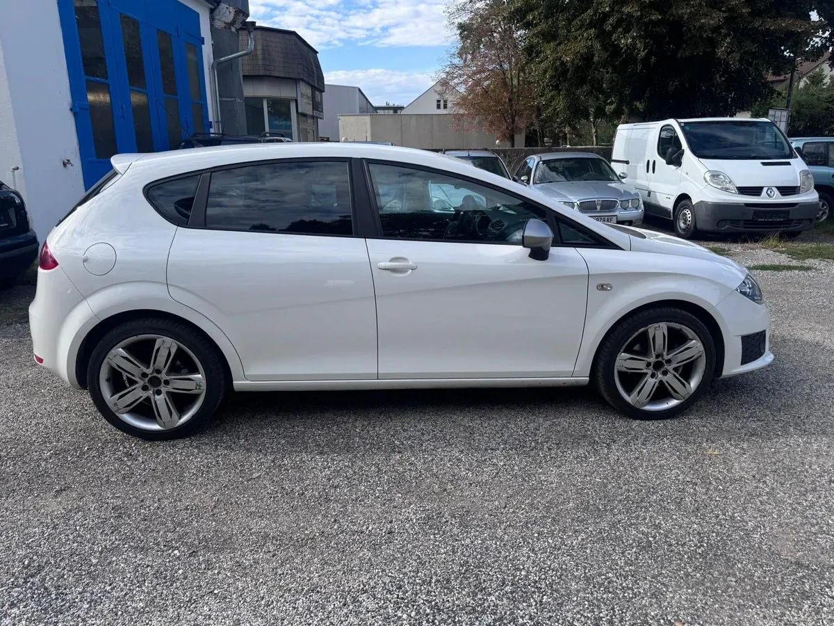 Seat Leon 2011 photo 3