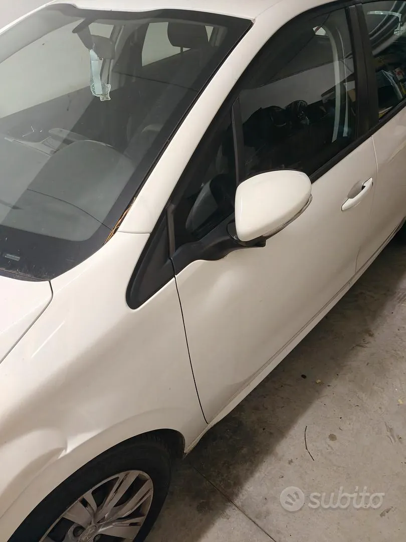 Peugeot 208 2013 photo 2
