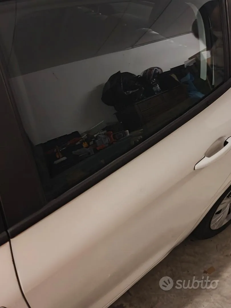Peugeot 208 2013 photo 4