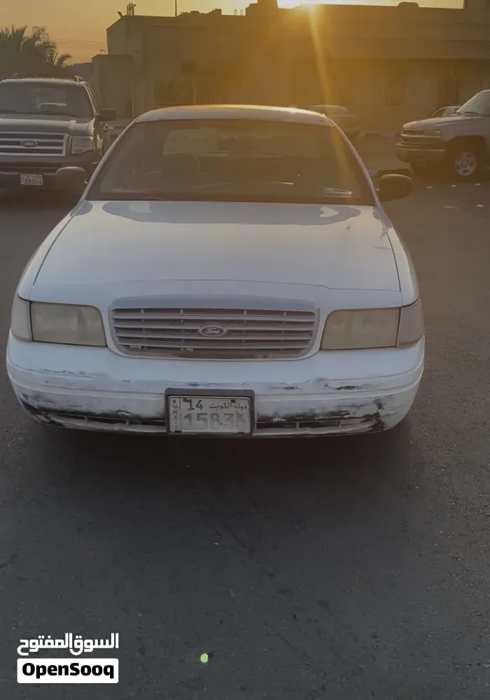 Ford Crown Victoria 1999 photo 4