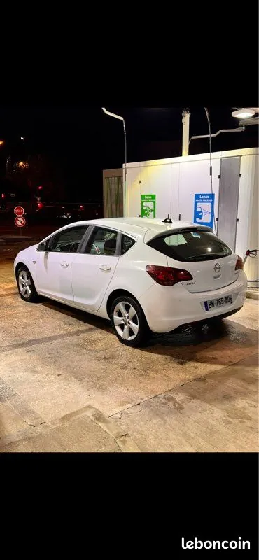 Opel Astra 2011 photo 2