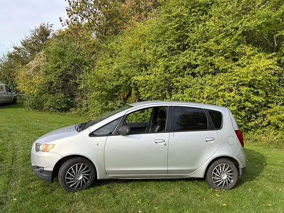 Mitsubishi Colt 2010 photo 2