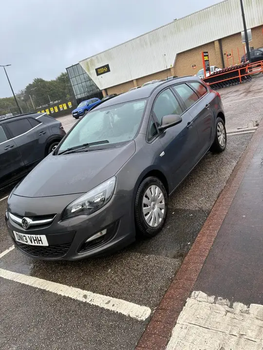 Vauxhall Astra 2013 photo 2