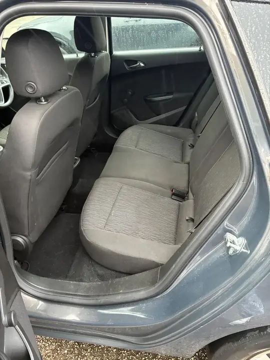Vauxhall Astra 2013 photo 4