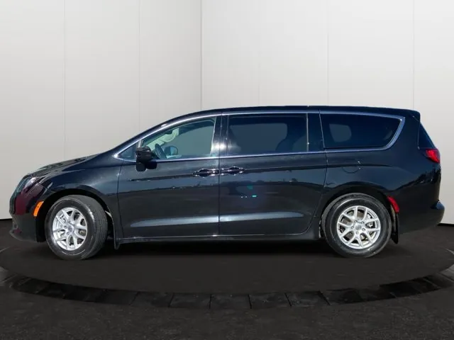 Chrysler Grand Caravan 2022 photo 2