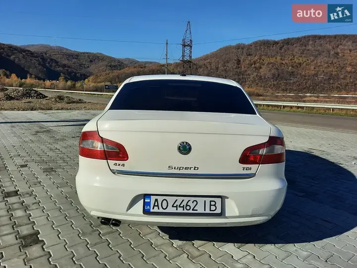 Skoda Superb 2011 photo 2