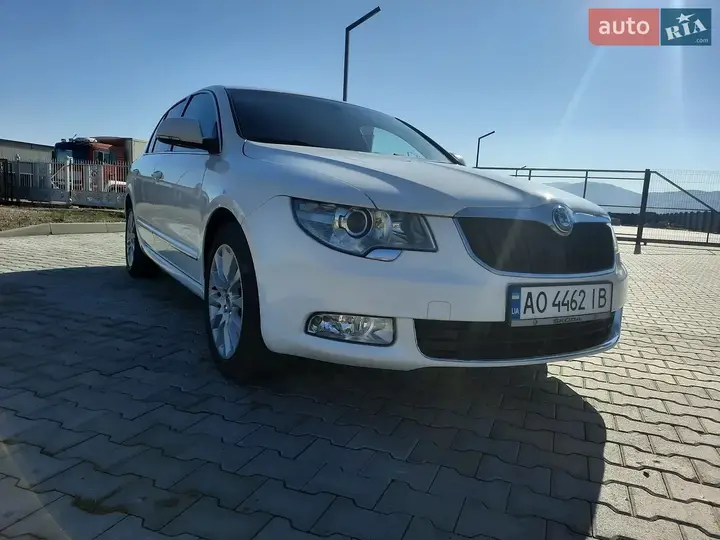 Skoda Superb 2011 photo 4