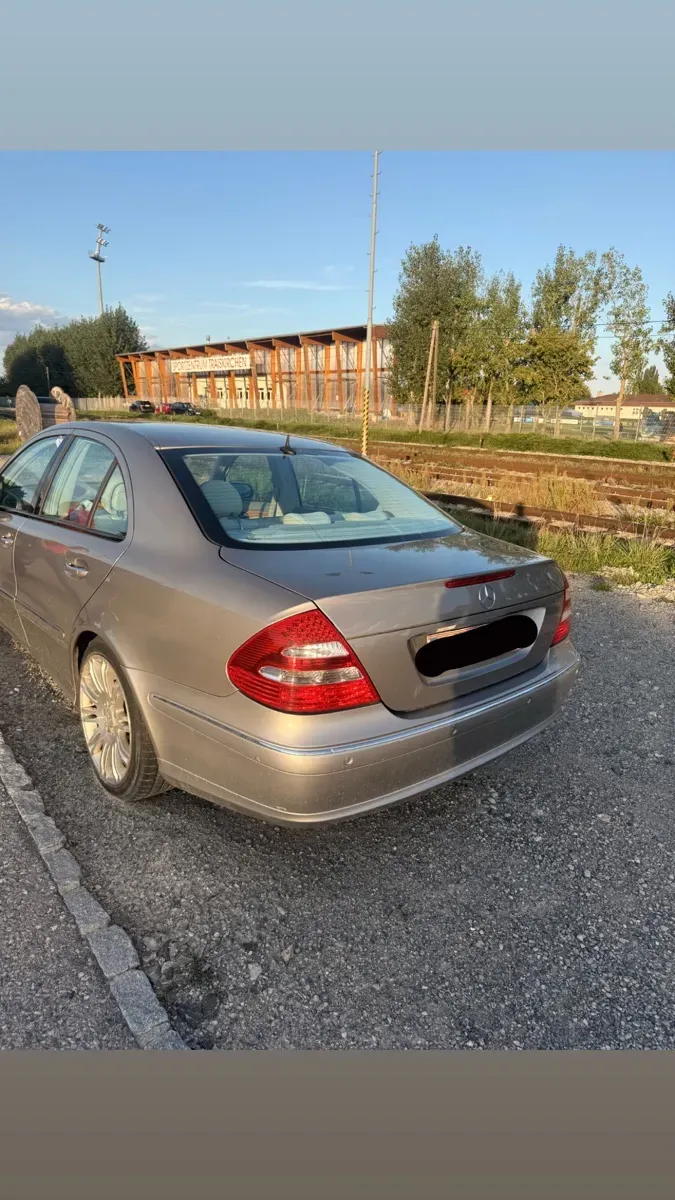 Mercedes-Benz E-Class 2005 photo 2