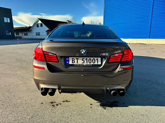 BMW M5 2011 photo 4