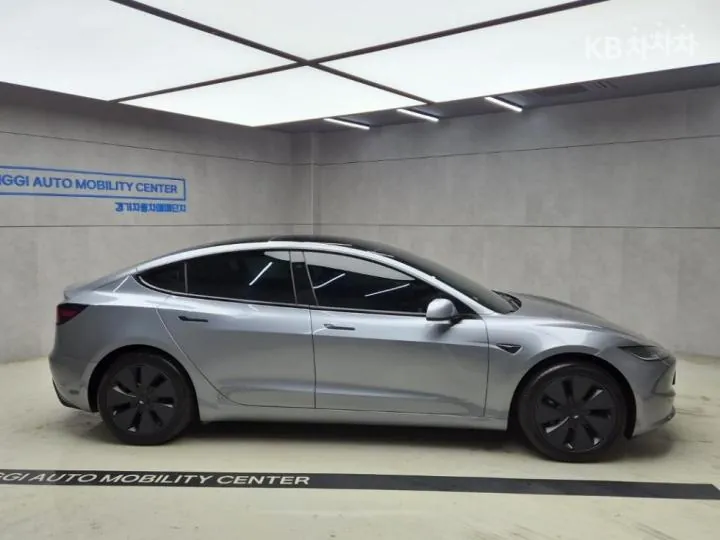 Tesla Model 3 2025 photo 2