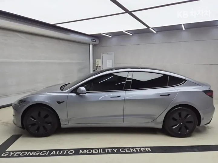 Tesla Model 3 2025 photo 4