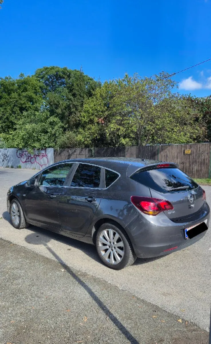 Opel Astra 2010 photo 3