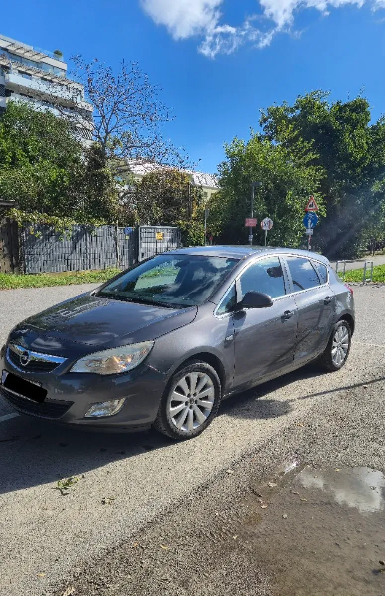 Opel Astra 2010 photo 2