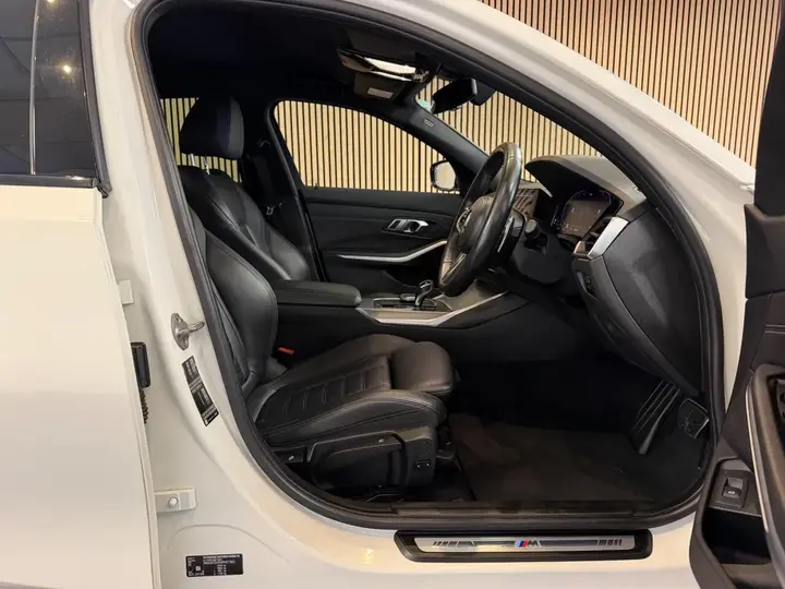 BMW 3 Series 2019 photo 2