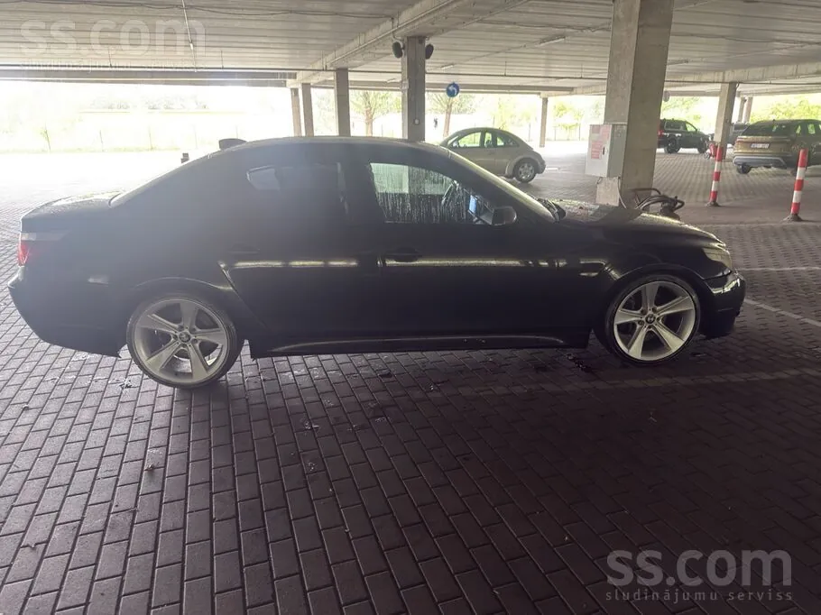 BMW E60 2005 photo 2